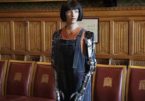 Un robot humanoïde fait ses débuts au Parlement britannique
