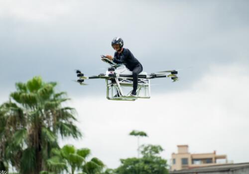 un fermier chinois a fabriqué des drones habités et a investi 20 millions en 2 ans Jackie Chan est venu à lui pour filmer