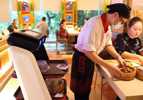 Pourquoi les robots serveurs sont-ils si populaires au restaurant ?