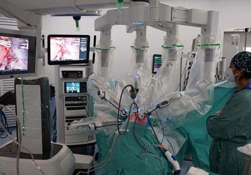 Sans couper les côtes, des chirurgiens espagnols réalisent la première transplantation pulmonaire robotisée au monde
