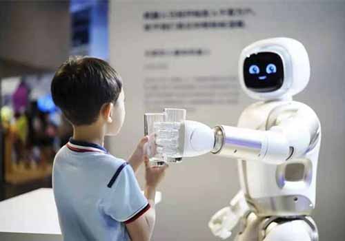 La conférence mondiale d'intelligence artificielle s'ouvre Shanghai: J'ai été massé par un robot