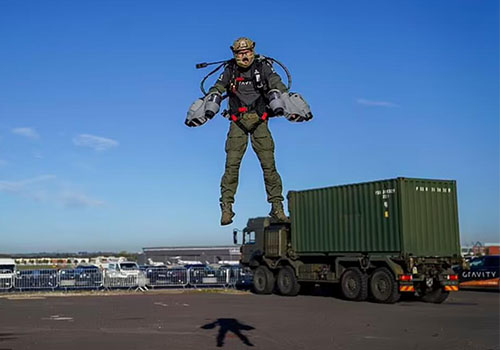 L'armée britannique observe un jet pack qui peut voler à une hauteur de 3600 mètres avec une vitesse de 128 km/h