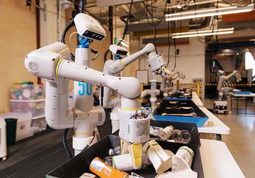 La maison mère de Google déploie 100 robots au bureau. Quelle est la distance avec les robots « autodidactes » ?