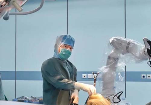 le premier robot de chirurgie du genou de Chine approuvé pour le marché